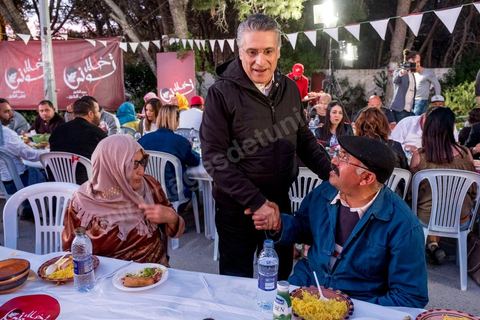 Nabil Karoui, avec son association "Khalil Tounes", du nom de son fils mort dasn un accident de voiture, sillonne depuis trois ans le pays pour des oeuvres caritatives. Ce 1er juin, la fin de ramadan apporche et l'association oragnise son dernier diner "iftar" dans un quartier populaire de Carthage, banlieue nord de tunis. 