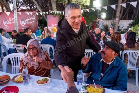 Nabil Karoui, avec son association "Khalil Tounes", du nom de son fils mort dasn un accident de voiture, sillonne depuis trois ans le pays pour des oeuvres caritatives. Ce 1er juin, la fin de ramadan apporche et l'association oragnise son dernier diner "iftar" dans un quartier populaire de Carthage, banlieue nord de tunis. 