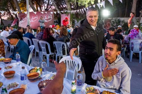 Nabil Karoui, avec son association "Khalil Tounes", du nom de son fils mort dasn un accident de voiture, sillonne depuis trois ans le pays pour des oeuvres caritatives. Ce 1er juin, la fin de ramadan apporche et l'association oragnise son dernier diner "iftar" dans un quartier populaire de Carthage, banlieue nord de tunis. 