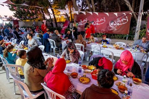 Nabil Karoui, avec son association "Khalil Tounes", du nom de son fils mort dasn un accident de voiture, sillonne depuis trois ans le pays pour des oeuvres caritatives. Ce 1er juin, la fin de ramadan apporche et l'association oragnise son dernier diner "iftar" dans un quartier populaire de Carthage, banlieue nord de tunis. 