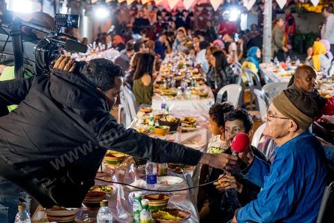Nabil Karoui, avec son association "Khalil Tounes", du nom de son fils mort dasn un accident de voiture, sillonne depuis trois ans le pays pour des oeuvres caritatives. Ce 1er juin, la fin de ramadan apporche et l'association oragnise son dernier diner "iftar" dans un quartier populaire de Carthage, banlieue nord de tunis. 