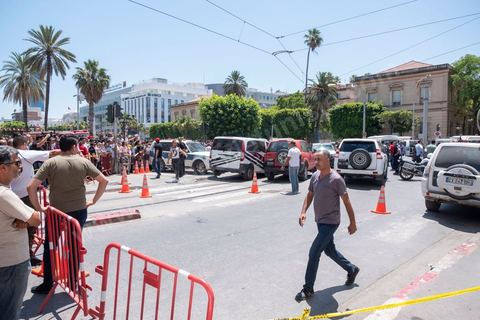  June 27, 2019: Once again, the heart of Tunis was struck by a terrorist attack, which ISIS claimed responsibility for that same evening. A young Tunisian man blew himself up this morning at 11 a.m. near a police car in the historic and commercial heart of Tunis on Habib Bourguiba Avenue. The toll: one municipal police officer killed and five injured. A few minutes later, a second suicide bombing took place at the Gorjani counterterrorism police barracks at the top of the Tunis medina, leaving three people injured. This coordinated attack, occurring right at the start of the tourist season, specifically targeted the Tunisian police forces, which for several years have been successfully combating terrorist groups on Tunisian soil on a daily basis. 