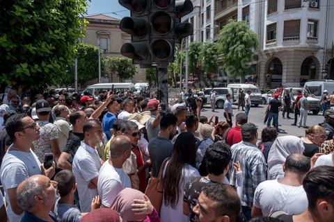 June 27, 2019: Once again, the heart of Tunis was struck by a terrorist attack, which ISIS claimed responsibility for that same evening. A young Tunisian man blew himself up this morning at 11 a.m. near a police car in the historic and commercial heart of Tunis on Habib Bourguiba Avenue. The toll: one municipal police officer killed and five injured. A few minutes later, a second suicide bombing took place at the Gorjani counterterrorism police barracks at the top of the Tunis medina, leaving three people injured. This coordinated attack, occurring right at the start of the tourist season, specifically targets the Tunisian police forces, which for several years have been successfully combating terrorist groups on Tunisian soil on a daily basis. 