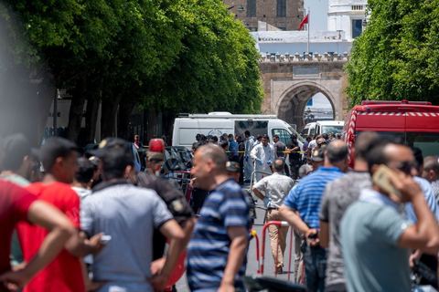 June 27, 2019: Once again, the heart of Tunis was struck by a terrorist attack, which ISIS claimed responsibility for that same evening. A young Tunisian man blew himself up this morning at 11 a.m. near a police car in the historic and commercial heart of Tunis on Habib Bourguiba Avenue. The toll: one municipal police officer killed and five injured. A few minutes later, a second suicide bombing took place at the Gorjani counterterrorism police barracks at the top of the Tunis medina, leaving three people injured. This coordinated attack, occurring right at the start of the tourist season, specifically targets the Tunisian police forces, which for several years have been successfully combating terrorist groups on Tunisian soil on a daily basis. 