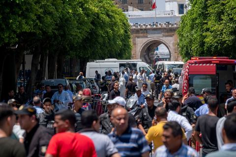 June 27, 2019: Once again, the heart of Tunis was struck by a terrorist attack, which ISIS claimed responsibility for that same evening. A young Tunisian man blew himself up this morning at 11 a.m. near a police car in the historic and commercial heart of Tunis on Habib Bourguiba Avenue. The toll: one municipal police officer killed and five injured. A few minutes later, a second suicide bombing took place at the Gorjani counterterrorism police barracks at the top of the Tunis medina, leaving three people injured. This coordinated attack, occurring right at the start of the tourist season, specifically targets the Tunisian police forces, which for several years have been successfully combating terrorist groups on Tunisian soil on a daily basis. 