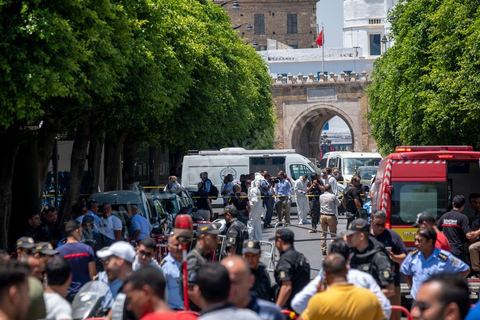 June 27, 2019: Once again, the heart of Tunis was struck by a terrorist attack, which ISIS claimed responsibility for that same evening. A young Tunisian man blew himself up this morning at 11 a.m. near a police car in the historic and commercial heart of Tunis on Habib Bourguiba Avenue. The toll: one municipal police officer killed and five injured. A few minutes later, a second suicide bombing took place at the Gorjani counterterrorism police barracks at the top of the Tunis medina, leaving three people injured. This coordinated attack, occurring right at the start of the tourist season, specifically targets the Tunisian police forces, which for several years have been successfully combating terrorist groups on Tunisian soil on a daily basis. 
