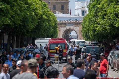 June 27, 2019: Once again, the heart of Tunis was struck by a terrorist attack, which ISIS claimed responsibility for that same evening. A young Tunisian man blew himself up this morning at 11 a.m. near a police car in the historic and commercial heart of Tunis on Habib Bourguiba Avenue. The toll: one municipal police officer killed and five injured. A few minutes later, a second suicide bombing took place at the Gorjani counterterrorism police barracks at the top of the Tunis medina, leaving three people injured. This coordinated attack, occurring right at the start of the tourist season, specifically targets the Tunisian police forces, which for several years have been successfully combating terrorist groups on Tunisian soil on a daily basis. 
