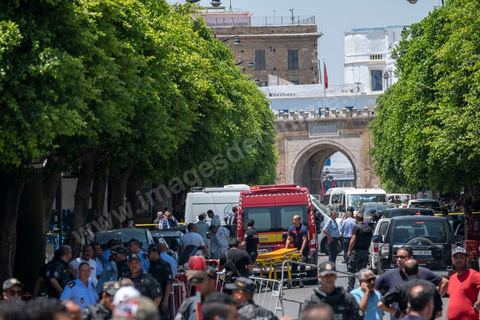 June 27, 2019: Once again, the heart of Tunis was struck by a terrorist attack, which ISIS claimed responsibility for that same evening. A young Tunisian man blew himself up this morning at 11 a.m. near a police car in the historic and commercial heart of Tunis on Habib Bourguiba Avenue. The toll: one municipal police officer killed and five injured. A few minutes later, a second suicide bombing took place at the Gorjani counterterrorism police barracks at the top of the Tunis medina, leaving three people injured. This coordinated attack, occurring right at the start of the tourist season, specifically targets the Tunisian police forces, which for several years have been successfully combating terrorist groups on Tunisian soil on a daily basis. 