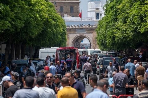 June 27, 2019: Once again, the heart of Tunis was struck by a terrorist attack, which ISIS claimed responsibility for that same evening. A young Tunisian man blew himself up this morning at 11 a.m. near a police car in the historic and commercial heart of Tunis on Habib Bourguiba Avenue. The toll: one municipal police officer killed and five injured. A few minutes later, a second suicide bombing took place at the Gorjani counterterrorism police barracks at the top of the Tunis medina, leaving three people injured. This coordinated attack, occurring right at the start of the tourist season, specifically targets the Tunisian police forces, which for several years have been successfully combating terrorist groups on Tunisian soil on a daily basis. 