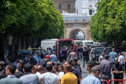 June 27, 2019: Once again, the heart of Tunis was struck by a terrorist attack, which ISIS claimed responsibility for that same evening. A young Tunisian man blew himself up this morning at 11 a.m. near a police car in the historic and commercial heart of Tunis on Habib Bourguiba Avenue. The toll: one municipal police officer killed and five injured. A few minutes later, a second suicide bombing took place at the Gorjani counterterrorism police barracks at the top of the Tunis medina, leaving three people injured. This coordinated attack, occurring right at the start of the tourist season, specifically targets the Tunisian police forces, which for several years have been successfully combating terrorist groups on Tunisian soil on a daily basis. 