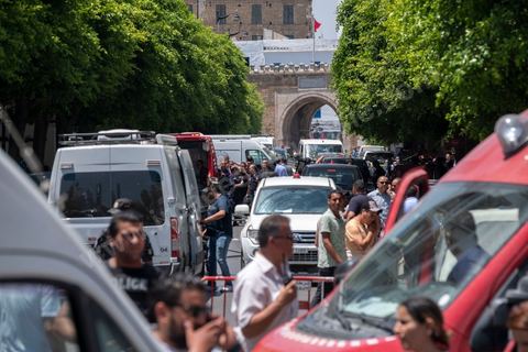June 27, 2019: Once again, the heart of Tunis was struck by a terrorist attack, which ISIS claimed responsibility for that same evening. A young Tunisian man blew himself up this morning at 11 a.m. near a police car in the historic and commercial heart of Tunis on Habib Bourguiba Avenue. The toll: one municipal police officer killed and five injured. A few minutes later, a second suicide bombing took place at the Gorjani counterterrorism police barracks at the top of the Tunis medina, leaving three people injured. This coordinated attack, occurring right at the start of the tourist season, specifically targets the Tunisian police forces, which for several years have been successfully combating terrorist groups on Tunisian soil on a daily basis. 