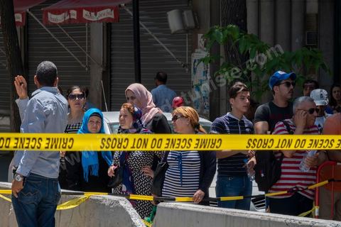 June 27, 2019: Once again, the heart of Tunis was struck by a terrorist attack, which ISIS claimed responsibility for that same evening. A young Tunisian man blew himself up this morning at 11 a.m. near a police car in the historic and commercial heart of Tunis on Habib Bourguiba Avenue. The toll: one municipal police officer killed and five injured. A few minutes later, a second suicide bombing took place at the Gorjani counterterrorism police barracks at the top of the Tunis medina, leaving three people injured. This coordinated attack, occurring right at the start of the tourist season, specifically targets the Tunisian police forces, which for several years have been successfully combating terrorist groups on Tunisian soil on a daily basis. 