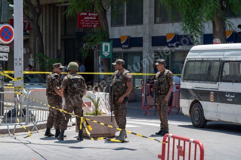 June 27, 2019: Once again, the heart of Tunis was struck by a terrorist attack, which ISIS claimed responsibility for that same evening. A young Tunisian man blew himself up this morning at 11 a.m. near a police car in the historic and commercial heart of Tunis on Habib Bourguiba Avenue. The toll: one municipal police officer killed and five injured. A few minutes later, a second suicide bombing took place at the Gorjani counterterrorism police barracks at the top of the Tunis medina, leaving three people injured. This coordinated attack, occurring right at the start of the tourist season, specifically targets the Tunisian police forces, which for several years have been successfully combating terrorist groups on Tunisian soil on a daily basis. 