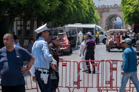June 27, 2019: Once again, the heart of Tunis was struck by a terrorist attack, which ISIS claimed responsibility for that same evening. A young Tunisian man blew himself up this morning at 11 a.m. near a police car in the historic and commercial heart of Tunis on Habib Bourguiba Avenue. The toll: one municipal police officer killed and five injured. A few minutes later, a second suicide bombing took place at the Gorjani counterterrorism police barracks at the top of the Tunis medina, leaving three people injured. This coordinated attack, occurring right at the start of the tourist season, specifically targets the Tunisian police forces, which for several years have been successfully combating terrorist groups on Tunisian soil on a daily basis. 