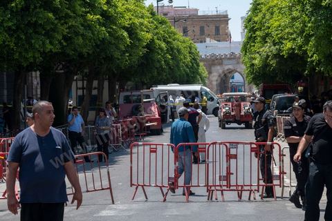 June 27, 2019: Once again, the heart of Tunis was struck by a terrorist attack, which ISIS claimed responsibility for that same evening. A young Tunisian man blew himself up this morning at 11 a.m. near a police car in the historic and commercial heart of Tunis on Habib Bourguiba Avenue. The toll: one municipal police officer killed and five injured. A few minutes later, a second suicide bombing took place at the Gorjani counterterrorism police barracks at the top of the Tunis medina, leaving three people injured. This coordinated attack, occurring right at the start of the tourist season, specifically targets the Tunisian police forces, which for several years have been successfully combating terrorist groups on Tunisian soil on a daily basis. 