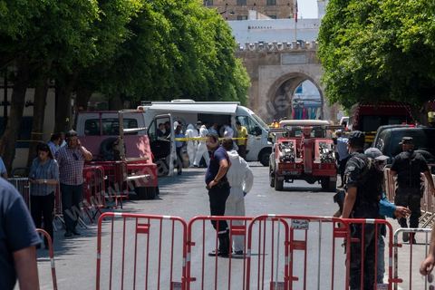 June 27, 2019: Once again, the heart of Tunis was struck by a terrorist attack, which ISIS claimed responsibility for that same evening. A young Tunisian man blew himself up this morning at 11 a.m. near a police car in the historic and commercial heart of Tunis on Habib Bourguiba Avenue. The toll: one municipal police officer killed and five injured. A few minutes later, a second suicide bombing took place at the Gorjani counterterrorism police barracks at the top of the Tunis medina, leaving three people injured. This coordinated attack, occurring right at the start of the tourist season, specifically targets the Tunisian police forces, which for several years have been successfully combating terrorist groups on Tunisian soil on a daily basis. 