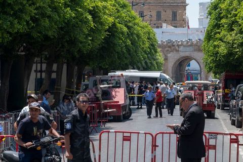 June 27, 2019: Once again, the heart of Tunis was struck by a terrorist attack, which ISIS claimed responsibility for that same evening. A young Tunisian man blew himself up this morning at 11 a.m. near a police car in the historic and commercial heart of Tunis on Habib Bourguiba Avenue. The toll: one municipal police officer killed and five injured. A few minutes later, a second suicide bombing took place at the Gorjani counterterrorism police barracks at the top of the Tunis medina, leaving three people injured. This coordinated attack, occurring right at the start of the tourist season, specifically targets the Tunisian police forces, which for several years have been successfully combating terrorist groups on Tunisian soil on a daily basis. 