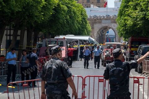 June 27, 2019: Once again, the heart of Tunis was struck by a terrorist attack, which ISIS claimed responsibility for that same evening. A young Tunisian man blew himself up this morning at 11 a.m. near a police car in the historic and commercial heart of Tunis on Habib Bourguiba Avenue. The toll: one municipal police officer killed and five injured. A few minutes later, a second suicide bombing took place at the Gorjani counterterrorism police barracks at the top of the Tunis medina, leaving three people injured. This coordinated attack, occurring right at the start of the tourist season, specifically targets the Tunisian police forces, which for several years have been successfully combating terrorist groups on Tunisian soil on a daily basis. 