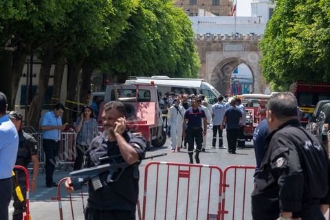 June 27, 2019: Once again, the heart of Tunis was struck by a terrorist attack, which ISIS claimed responsibility for that same evening. A young Tunisian man blew himself up this morning at 11 a.m. near a police car in the historic and commercial heart of Tunis on Habib Bourguiba Avenue. The toll: one municipal police officer killed and five injured. A few minutes later, a second suicide bombing took place at the Gorjani counterterrorism police barracks at the top of the Tunis medina, leaving three people injured. This coordinated attack, occurring right at the start of the tourist season, specifically targets the Tunisian police forces, which for several years have been successfully combating terrorist groups on Tunisian soil on a daily basis. 