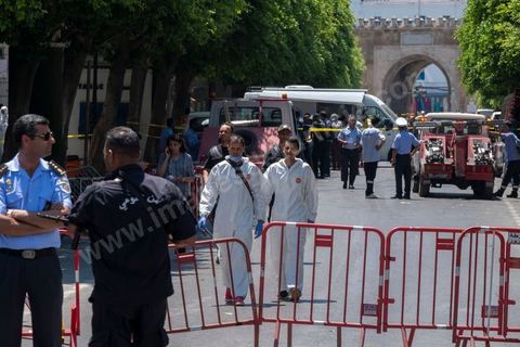 June 27, 2019: Once again, the heart of Tunis was struck by a terrorist attack, which ISIS claimed responsibility for that same evening. A young Tunisian man blew himself up this morning at 11 a.m. near a police car in the historic and commercial heart of Tunis on Habib Bourguiba Avenue. The toll: one municipal police officer killed and five injured. A few minutes later, a second suicide bombing took place at the Gorjani counterterrorism police barracks at the top of the Tunis medina, leaving three people injured. This coordinated attack, occurring right at the start of the tourist season, specifically targets the Tunisian police forces, which for several years have been successfully combating terrorist groups on Tunisian soil on a daily basis. 