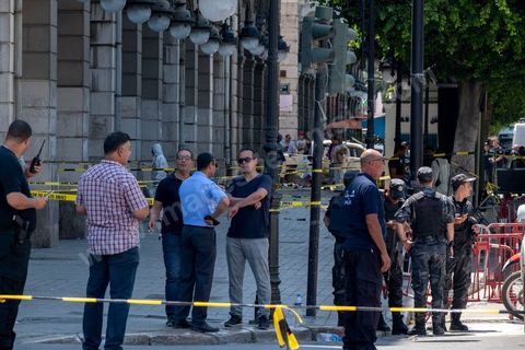 June 27, 2019: Once again, the heart of Tunis was struck by a terrorist attack, which ISIS claimed responsibility for that same evening. A young Tunisian man blew himself up this morning at 11 a.m. near a police car in the historic and commercial heart of Tunis on Habib Bourguiba Avenue. The toll: one municipal police officer killed and five injured. A few minutes later, a second suicide bombing took place at the Gorjani counterterrorism police barracks at the top of the Tunis medina, leaving three people injured. This coordinated attack, occurring right at the start of the tourist season, specifically targets the Tunisian police forces, which for several years have been successfully combating terrorist groups on Tunisian soil on a daily basis. 