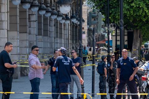 June 27, 2019: Once again, the heart of Tunis was struck by a terrorist attack, which ISIS claimed responsibility for that same evening. A young Tunisian man blew himself up this morning at 11 a.m. near a police car in the historic and commercial heart of Tunis on Habib Bourguiba Avenue. The toll: one municipal police officer killed and five injured. A few minutes later, a second suicide bombing took place at the Gorjani counterterrorism police barracks at the top of the Tunis medina, leaving three people injured. This coordinated attack, occurring right at the start of the tourist season, specifically targets the Tunisian police forces, which for several years have been successfully combating terrorist groups on Tunisian soil on a daily basis. 
