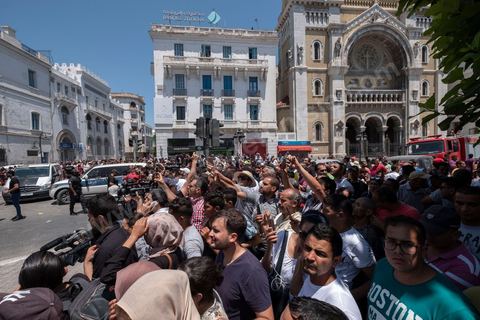 June 27, 2019: Once again, the heart of Tunis was struck by a terrorist attack, which ISIS claimed responsibility for that same evening. A young Tunisian man blew himself up this morning at 11 a.m. near a police car in the historic and commercial heart of Tunis on Habib Bourguiba Avenue. The toll: one municipal police officer killed and five injured. A few minutes later, a second suicide bombing took place at the Gorjani counterterrorism police barracks at the top of the Tunis medina, leaving three people injured. This coordinated attack, occurring right at the start of the tourist season, specifically targets the Tunisian police forces, which for several years have been successfully combating terrorist groups on Tunisian soil on a daily basis. 