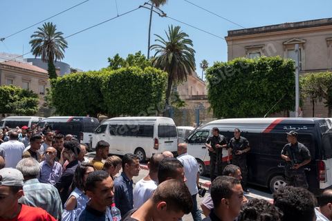 June 27, 2019: Once again, the heart of Tunis was struck by a terrorist attack, which ISIS claimed responsibility for that same evening. A young Tunisian man blew himself up this morning at 11 a.m. near a police car in the historic and commercial heart of Tunis on Habib Bourguiba Avenue. The toll: one municipal police officer killed and five injured. A few minutes later, a second suicide bombing took place at the Gorjani counterterrorism police barracks at the top of the Tunis medina, leaving three people injured. This coordinated attack, occurring right at the start of the tourist season, specifically targets the Tunisian police forces, which for several years have been successfully combating terrorist groups on Tunisian soil on a daily basis. 