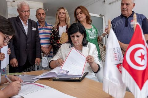 25 juillet 2019 : Abir Moussi, la présidente du parti destourien libre PDL, depose son dossier à l'IRIE Tunis 2 pour sa candidature aux élections législatives de octobre 2019 à Tunis 2.