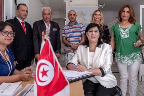 25 juillet 2019 : Abir Moussi, la présidente du parti destourien libre PDL, depose son dossier à l'IRIE Tunis 2 pour sa candidature aux élections législatives de octobre 2019 à Tunis 2.