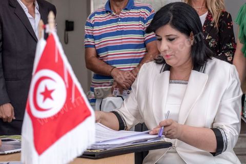25 juillet 2019 : Abir Moussi, la présidente du parti destourien libre PDL, depose son dossier à l'IRIE Tunis 2 pour sa candidature aux élections législatives de octobre 2019 à Tunis 2.