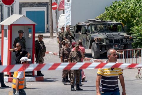 25 juillet 2019 : Devant l'hoptila militaire de Tunis, à 10h du matin est annoncé officiellement la mort du président de la République Béji Caïd Essebsi à l'hopital militaire de Tunis en ce jour de fête de la République. A l'aasemblée des représentant du peuple s'et l'efferversence, le président de l'assemblée est constituellement le successeur par interim du président défunt. Défilé de personnalité politique dasn le bureau du président de l'assemblée Mohamed Ennaceur avant de préter sermet en fin de jjournée comme président de la république pour un interim de trois mois et l'organisation d'élections présidentielles anticipées. 