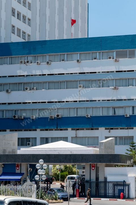 25 juillet 2019 : Devant l'hoptila militaire de Tunis, à 10h du matin est annoncé officiellement la mort du président de la République Béji Caïd Essebsi à l'hopital militaire de Tunis en ce jour de fête de la République. A l'aasemblée des représentant du peuple s'et l'efferversence, le président de l'assemblée est constituellement le successeur par interim du président défunt. Défilé de personnalité politique dasn le bureau du président de l'assemblée Mohamed Ennaceur avant de préter sermet en fin de jjournée comme président de la république pour un interim de trois mois et l'organisation d'élections présidentielles anticipées. 