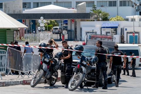 25 juillet 2019 : Devant l'hoptila militaire de Tunis, à 10h du matin est annoncé officiellement la mort du président de la République Béji Caïd Essebsi à l'hopital militaire de Tunis en ce jour de fête de la République. A l'aasemblée des représentant du peuple s'et l'efferversence, le président de l'assemblée est constituellement le successeur par interim du président défunt. Défilé de personnalité politique dasn le bureau du président de l'assemblée Mohamed Ennaceur avant de préter sermet en fin de jjournée comme président de la république pour un interim de trois mois et l'organisation d'élections présidentielles anticipées. 