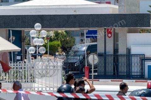 25 juillet 2019 : Devant l'hoptila militaire de Tunis, à 10h du matin est annoncé officiellement la mort du président de la République Béji Caïd Essebsi à l'hopital militaire de Tunis en ce jour de fête de la République. A l'aasemblée des représentant du peuple s'et l'efferversence, le président de l'assemblée est constituellement le successeur par interim du président défunt. Défilé de personnalité politique dasn le bureau du président de l'assemblée Mohamed Ennaceur avant de préter sermet en fin de jjournée comme président de la république pour un interim de trois mois et l'organisation d'élections présidentielles anticipées. 