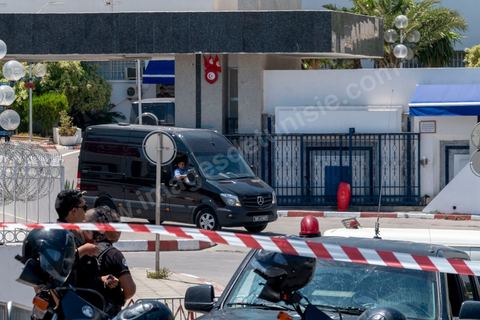 25 juillet 2019 : Devant l'hoptila militaire de Tunis, à 10h du matin est annoncé officiellement la mort du président de la République Béji Caïd Essebsi à l'hopital militaire de Tunis en ce jour de fête de la République. A l'aasemblée des représentant du peuple s'et l'efferversence, le président de l'assemblée est constituellement le successeur par interim du président défunt. Défilé de personnalité politique dasn le bureau du président de l'assemblée Mohamed Ennaceur avant de préter sermet en fin de jjournée comme président de la république pour un interim de trois mois et l'organisation d'élections présidentielles anticipées. 