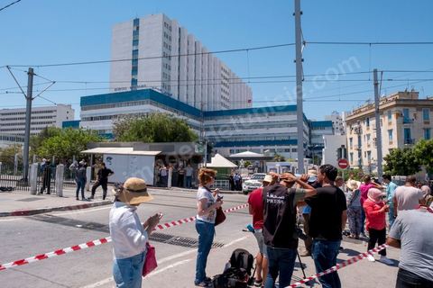 25 juillet 2019 : Devant l'hoptila militaire de Tunis, à 10h du matin est annoncé officiellement la mort du président de la République Béji Caïd Essebsi à l'hopital militaire de Tunis en ce jour de fête de la République. A l'aasemblée des représentant du peuple s'et l'efferversence, le président de l'assemblée est constituellement le successeur par interim du président défunt. Défilé de personnalité politique dasn le bureau du président de l'assemblée Mohamed Ennaceur avant de préter sermet en fin de jjournée comme président de la république pour un interim de trois mois et l'organisation d'élections présidentielles anticipées. 