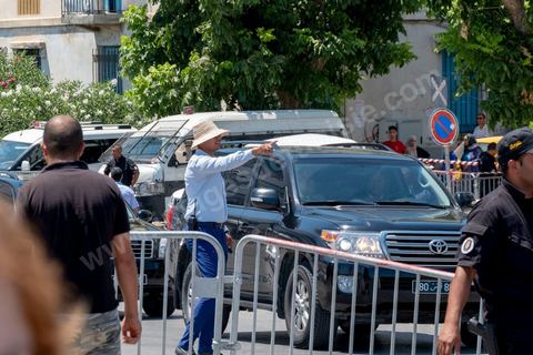 25 juillet 2019 : Devant l'hoptila militaire de Tunis, à 10h du matin est annoncé officiellement la mort du président de la République Béji Caïd Essebsi à l'hopital militaire de Tunis en ce jour de fête de la République. A l'aasemblée des représentant du peuple s'et l'efferversence, le président de l'assemblée est constituellement le successeur par interim du président défunt. Défilé de personnalité politique dasn le bureau du président de l'assemblée Mohamed Ennaceur avant de préter sermet en fin de jjournée comme président de la république pour un interim de trois mois et l'organisation d'élections présidentielles anticipées. 