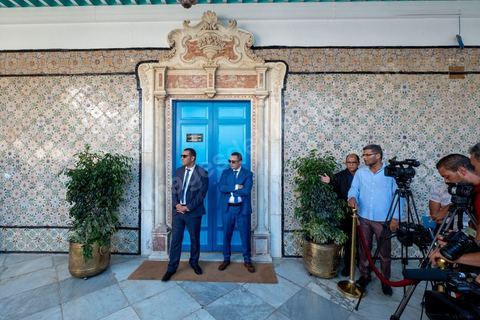 25 juillet 2019 : à 10h du matin est annoncé officiellement la mort du président de la République Béji Caïd Essebsi à l'hopital militaire de Tunis en ce jour de fête de la République. A l'aasemblée des représentant du peuple s'et l'efferversence, le président de l'assemblée est constituellement le successeur par interim du président défunt. Défilé de personnalité politique dasn le bureau du président de l'assemblée Mohamed Ennaceur avant de préter sermet en fin de jjournée comme président de la république pour un interim de trois mois et l'organisation d'élections présidentielles anticipées. 