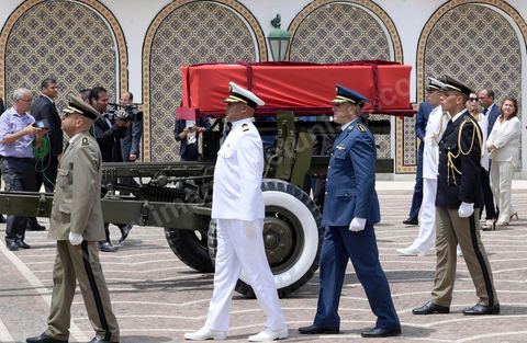 27 juillet 2019 : sortie de la dépouille du président défunt du palais présidentiel de Carthage lors de la Cérémonie d'hommage au Président de la République tunisienne Béji Caid Essebsi, mort ce jeudi 25 juillet à 92 ans, au Palais de Carthage en présence de Emmanuel Macron, président français, du roi d'Espagne Philippe de Valois