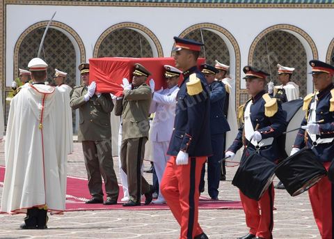 27 juillet 2019 : sortie de la dépouille du président défunt du palais présidentiel de Carthage lors de la Cérémonie d'hommage au Président de la République tunisienne Béji Caid Essebsi, mort ce jeudi 25 juillet à 92 ans, au Palais de Carthage en présence de Emmanuel Macron, président français, du roi d'Espagne Philippe de Valois