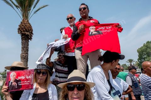 27 juillet 2019 : devant le cimetière des milliers de tunisiens sont venus dire adieu à leur président. Obsèques nationales pour le Président de la République Béji Caïd Essebsi, décédé ce 25 juillet à 92 ans. Le cortège funéraire, après une cérémonie au palais présidentiel de Carthage, traverse la capitale Tunis pour rejoindre le caveau de la famille dans le cimetière du Jellaz à Tunis. 