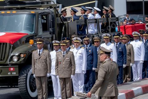 27 juillet 2019 : arrivée du cortège encadré apr les militaires devant le cimetière. Obsèques nationales pour le Président de la République Béji Caïd Essebsi, décédé ce 25 juillet à 92 ans. Le cortège funéraire, après une cérémonie au palais présidentiel de Carthage, traverse la capitale Tunis pour rejoindre le caveau de la famille dans le cimetière du Jellaz à Tunis. 