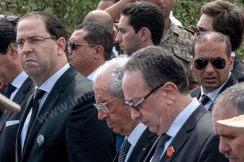 27 juillet 2019 : arrivée du cortége à proximité du cimetière, les personnalités tunisiennes finissent à pied derrière la dépouille du président, Mohamed Ennaceur, le nouveau président par intérim, Yussef Chahed, chef du gouvernement accompagnent la famille avec notamment le fils Hafedh Caïd Essebsi. Obsèques nationales pour le Président de la République Béji Caïd Essebsi, décédé ce 25 juillet à 92 ans. Le cortège funéraire, après une cérémonie au palais présidentiel de Carthage, traverse la capitale Tunis pour rejoindre le caveau de la famille dans le cimetière du Jellaz à Tunis. 
