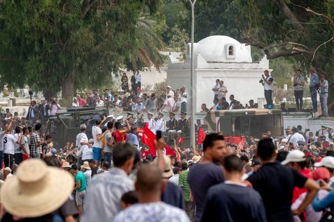 27 juillet 2019 : devant le cimetière des milliers de tunisiens sont venus dire adieu à leur président. Obsèques nationales pour le Président de la République Béji Caïd Essebsi, décédé ce 25 juillet à 92 ans. Le cortège funéraire, après une cérémonie au palais présidentiel de Carthage, traverse la capitale Tunis pour rejoindre le caveau de la famille dans le cimetière du Jellaz à Tunis. 