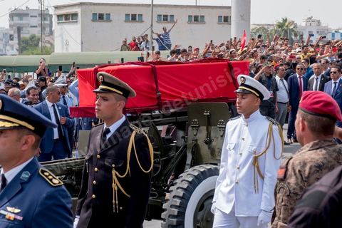 27 juillet 2019 : arrivée du cortège encadré apr les militaires devant le cimetière. Obsèques nationales pour le Président de la République Béji Caïd Essebsi, décédé ce 25 juillet à 92 ans. Le cortège funéraire, après une cérémonie au palais présidentiel de Carthage, traverse la capitale Tunis pour rejoindre le caveau de la famille dans le cimetière du Jellaz à Tunis. 