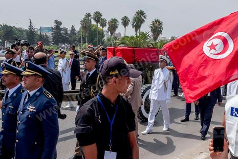 27 juillet 2019 : arrivée du cortège encadré apr les militaires devant le cimetière. Obsèques nationales pour le Président de la République Béji Caïd Essebsi, décédé ce 25 juillet à 92 ans. Le cortège funéraire, après une cérémonie au palais présidentiel de Carthage, traverse la capitale Tunis pour rejoindre le caveau de la famille dans le cimetière du Jellaz à Tunis. 