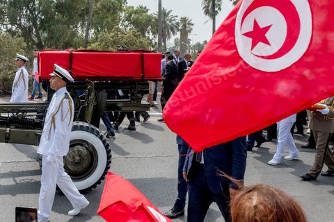27 juillet 2019 : arrivée du cortège encadré apr les militaires devant le cimetière. Obsèques nationales pour le Président de la République Béji Caïd Essebsi, décédé ce 25 juillet à 92 ans. Le cortège funéraire, après une cérémonie au palais présidentiel de Carthage, traverse la capitale Tunis pour rejoindre le caveau de la famille dans le cimetière du Jellaz à Tunis. 