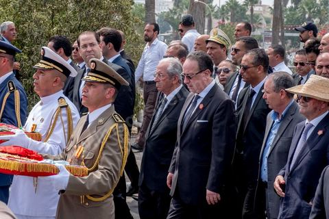 27 juillet 2019 : arrivée du cortége à proximité du cimetière, les personnalités tunisiennes finissent à pied derrière la dépouille du président, Mohamed Ennaceur, le nouveau président par intérim, Yussef Chahed, chef du gouvernement accompagnent la famille avec notamment le fils Hafedh Caïd Essebsi. Obsèques nationales pour le Président de la République Béji Caïd Essebsi, décédé ce 25 juillet à 92 ans. Le cortège funéraire, après une cérémonie au palais présidentiel de Carthage, traverse la capitale Tunis pour rejoindre le caveau de la famille dans le cimetière du Jellaz à Tunis. 