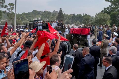27 juillet 2019 : devant le cimetière des milliers de tunisiens sont venus dire adieu à leur président. Obsèques nationales pour le Président de la République Béji Caïd Essebsi, décédé ce 25 juillet à 92 ans. Le cortège funéraire, après une cérémonie au palais présidentiel de Carthage, traverse la capitale Tunis pour rejoindre le caveau de la famille dans le cimetière du Jellaz à Tunis. 